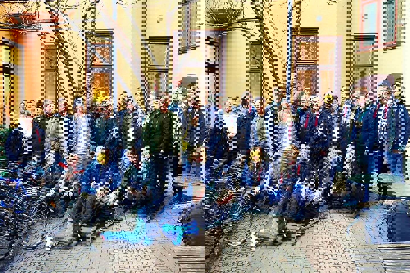 Här ser ni oss DevCore-konsulter på vår fina innnergård