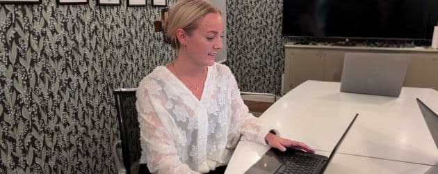 DevCore-konsult i konferensrummet